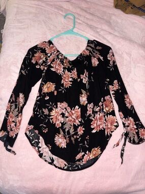 Black Floral V-Neck Tie-Sleeve Blouse - Peach Floral